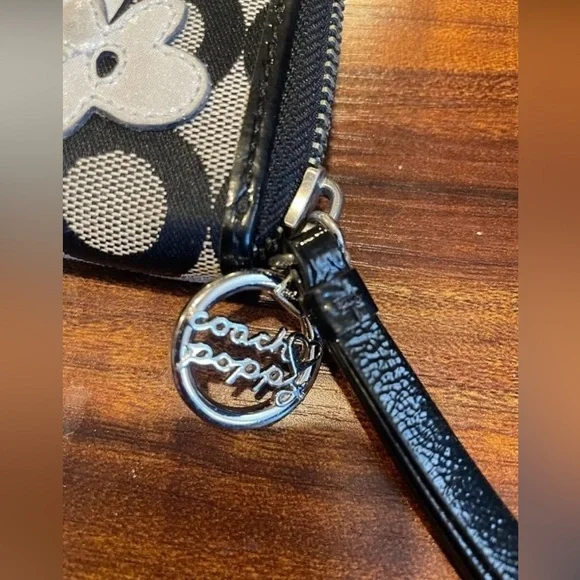 Coach Poppy Wallet: Rare - Picture 3 of 8